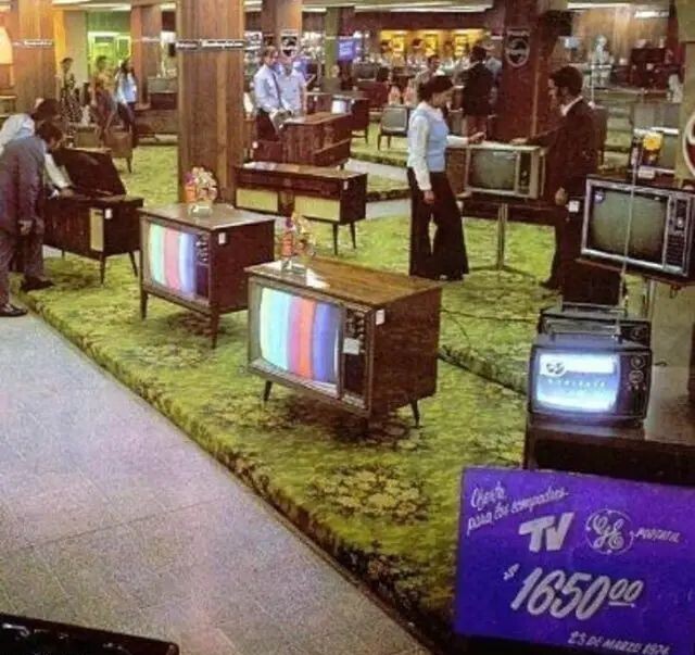 What Going to the Mall Looked Like on an '80s Weekend