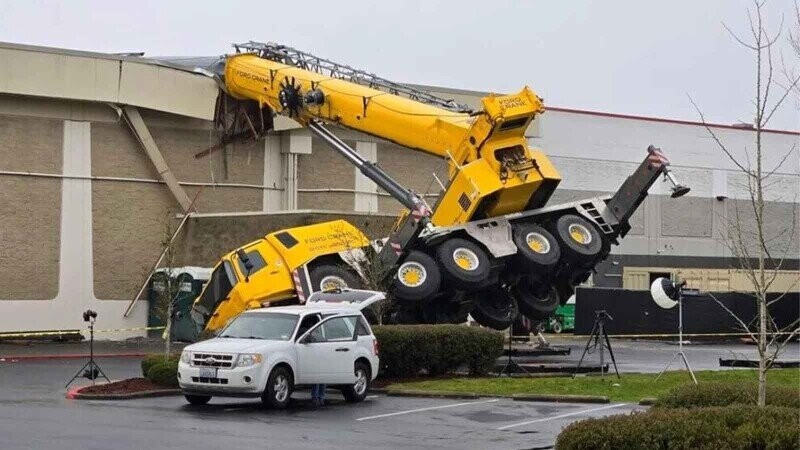 Cranes That Should Have Used a Spotter to Lift