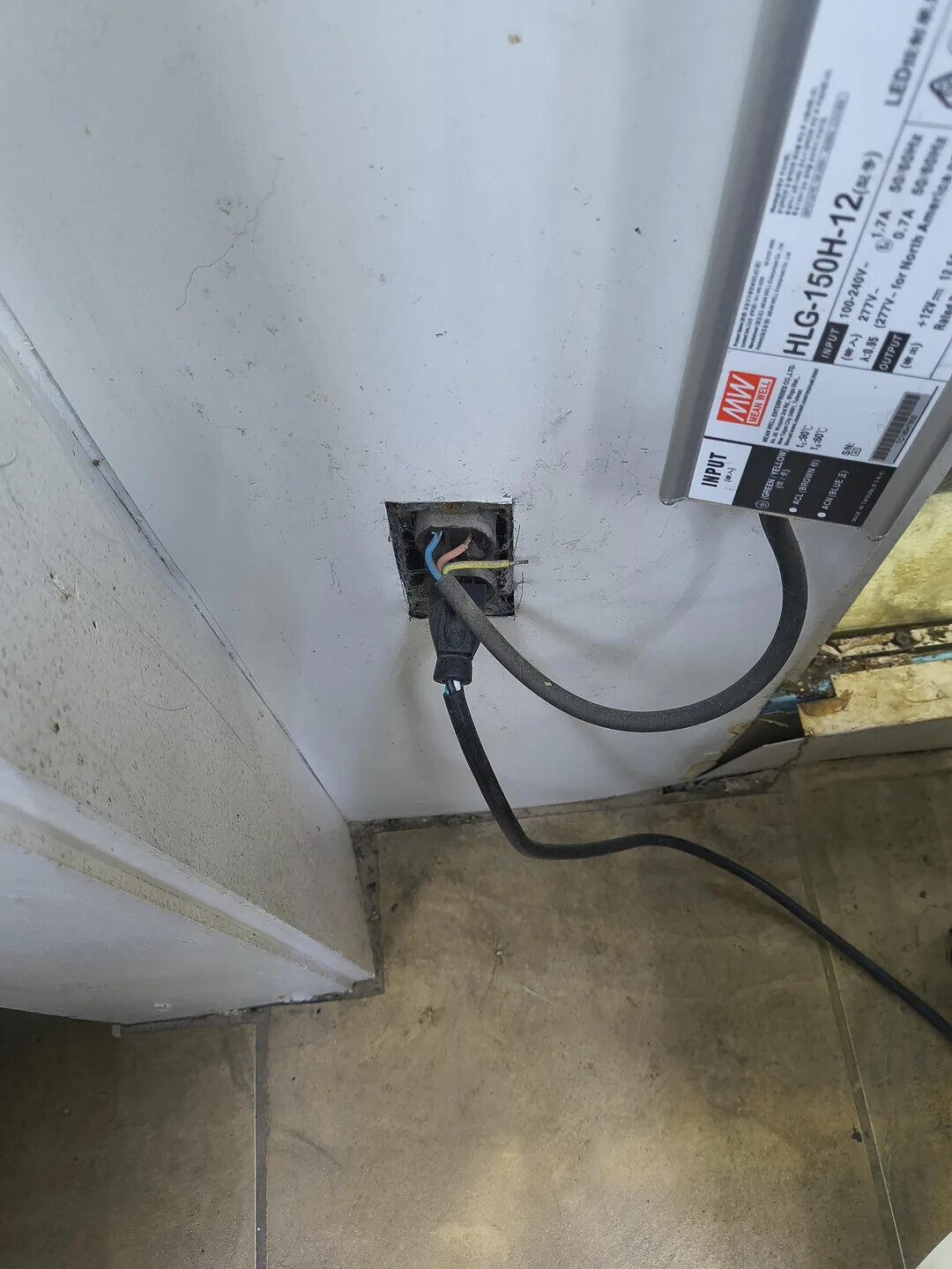 I 1 I ! I لا i ! I a I : i I أ | I I I I E I $ I | I I a I I I I I 3 INPUT MW (=x) MEAN WELL LED - MEAN WEL ENTERPRISES CO.,LTD a I I I I Clip HLG-150H-12() (GREEN YELLOW I INPUT 1.7A > my A 100-240V- 50/50H 1c:30°C (Me) 277V 0.7A 50/60M1 tg:60°C ACL (BROWN KG) A:0.95 (277V-for North America ACN (BLUE 2011 S/N: B OUTPUT I as KIM I I 1254 Raled TC18047500