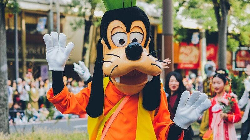 22 Totally Wild Stories from Disney Park Actors