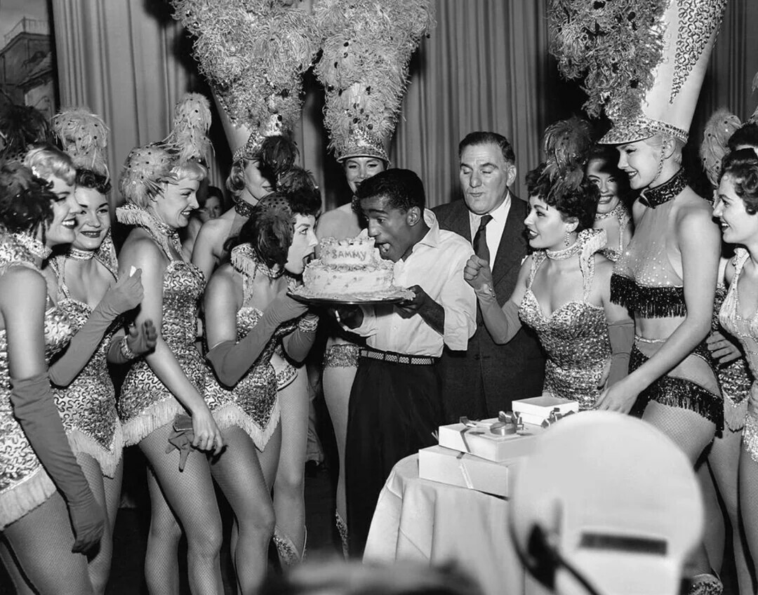 What it Looked Like to Work in Vegas At the Height of Glitz