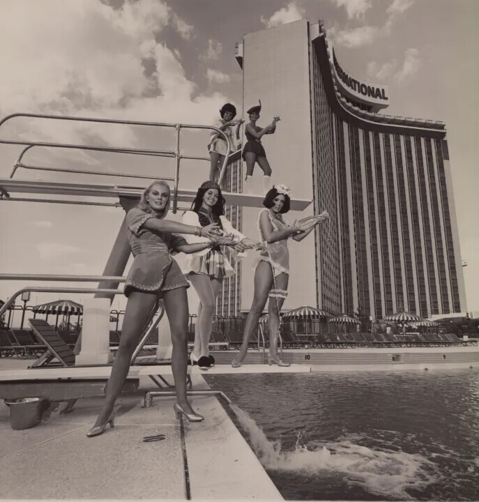 What it Looked Like to Work in Vegas At the Height of Glitz