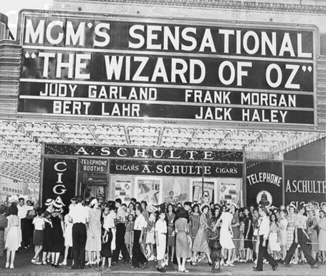 25 Vintage Tinseltown Photos To Set The Scene