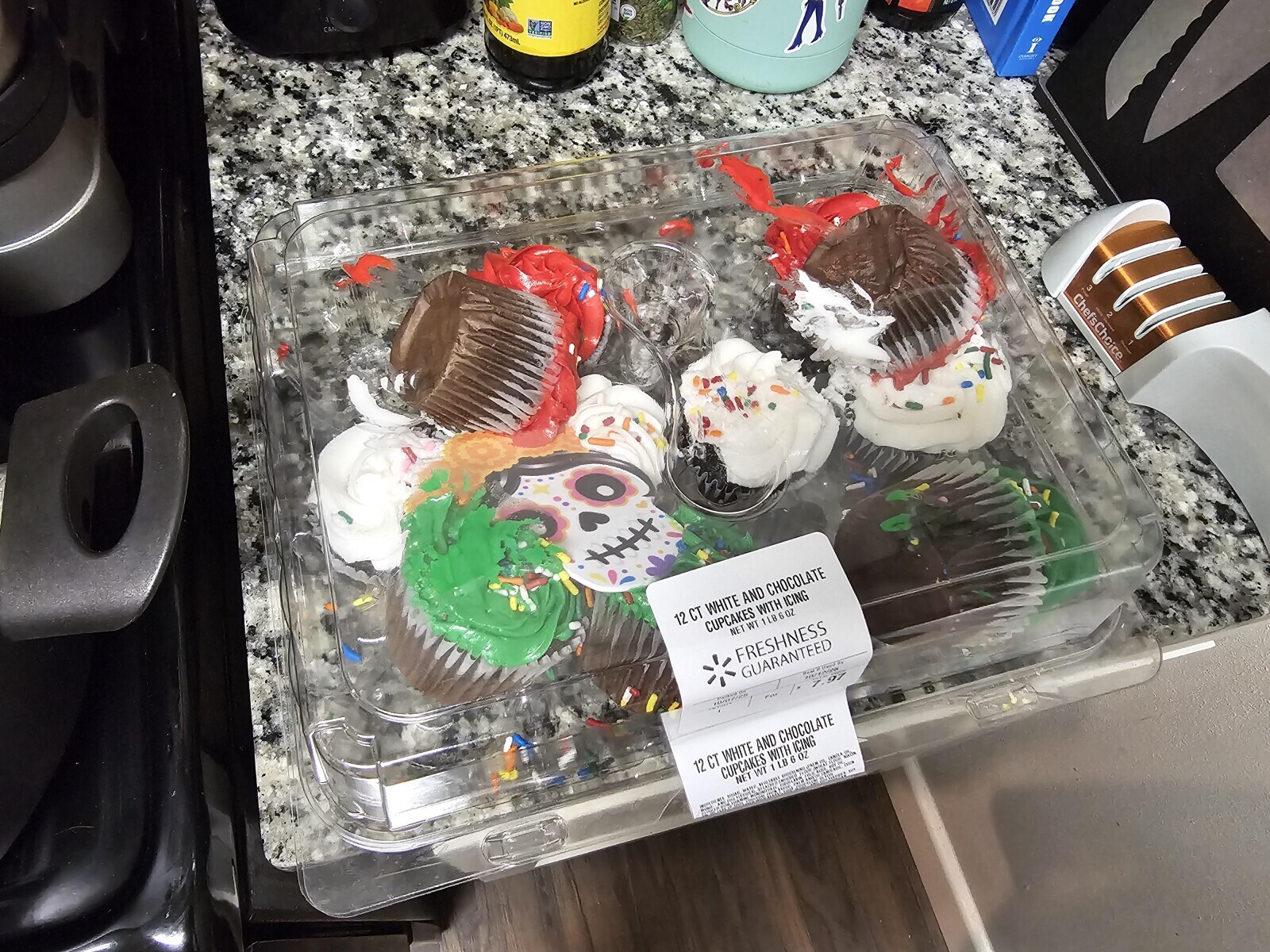 473ml ChefsChoice 12 CT WHITE AND CHOCOLATE CUPCAKES WITH ICING NET WT 1LB6OZ FRESHNESS GUARANTEED a Far / 97 12 CT WHITE AND CHOCOLATE CUPCAKES WITH ICING NET WT 1 LB 6 OZ John with World hay $11(441 