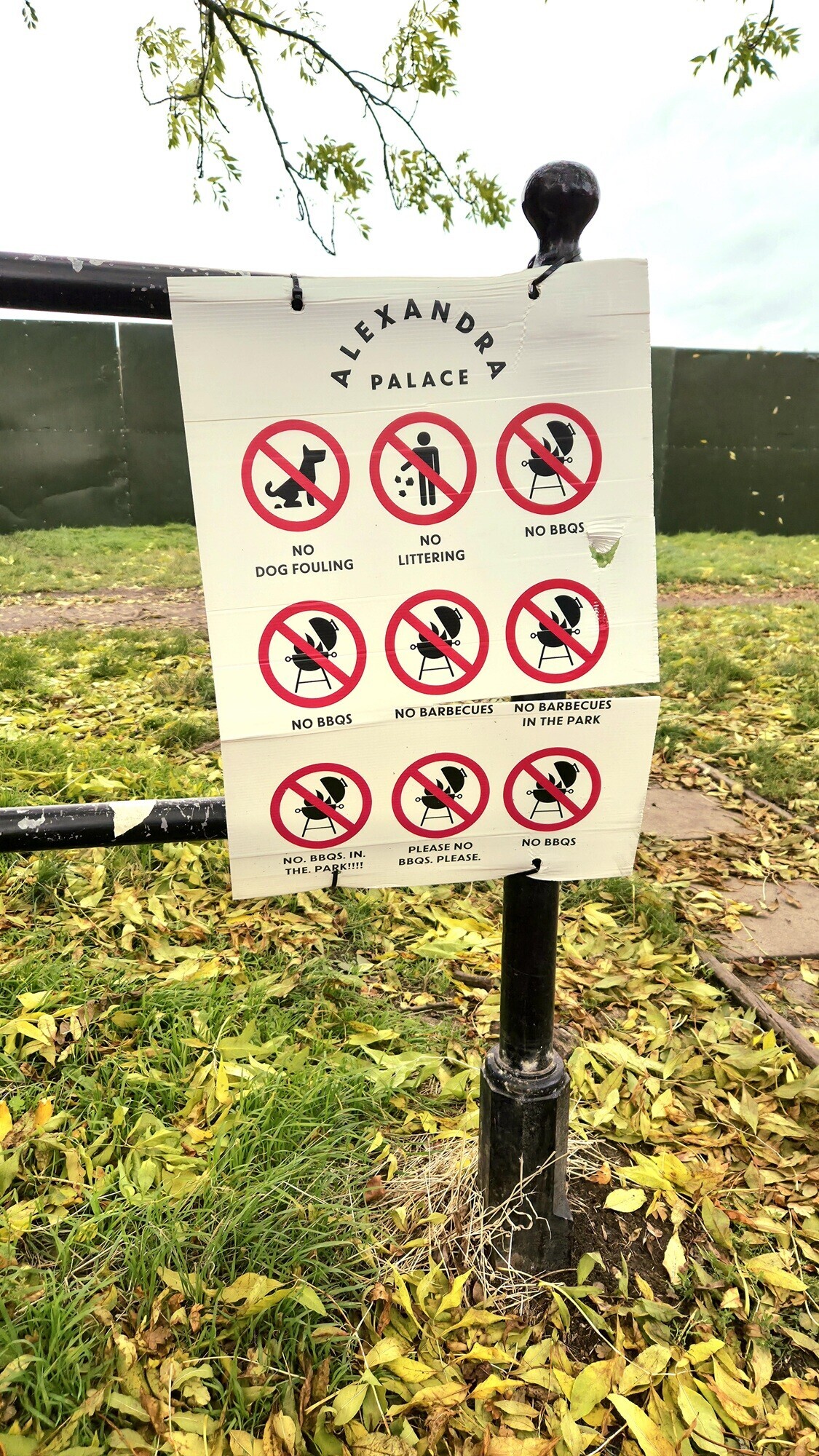 ALEXANDRA PALACE NO NO NO BBQS DOG FOULING LITTERING NO BBQS NO BARBECUES NO BARBECUES IN THE PARK NO. BBQS. IN. PLEASE NO THE. PARK!!!! NO BBQS BBQS. PLEASE.