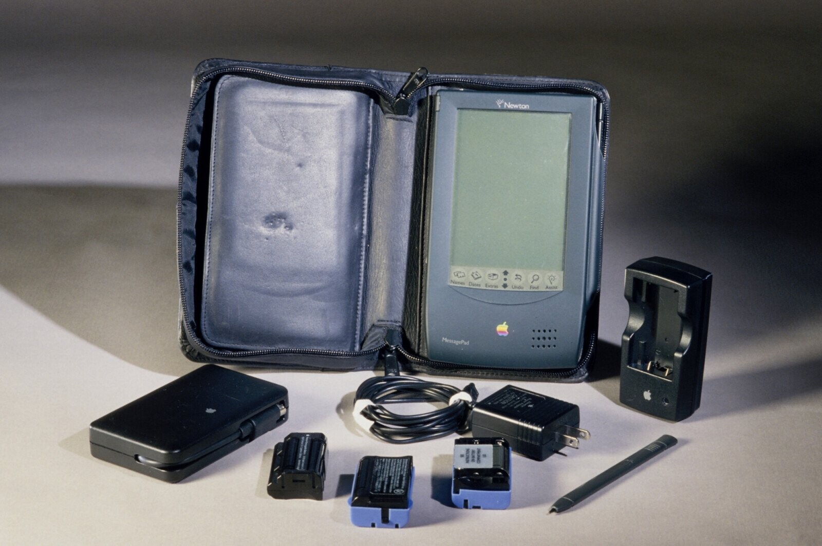 Newton Names Dates Extras Undo Find Assist MessagePad I I - ON BATTER I INTRUCTION