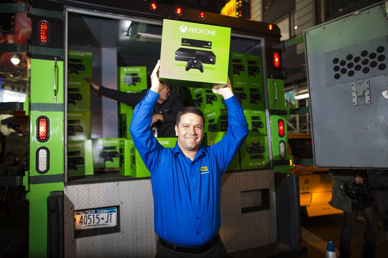 XBOXONE 2 NEOKONE adidas OXONE - HI - - BOXONE - KONE y OXONE SNOXOM BostBuy.com NEW YORK 40515 JT COMMERCIAL