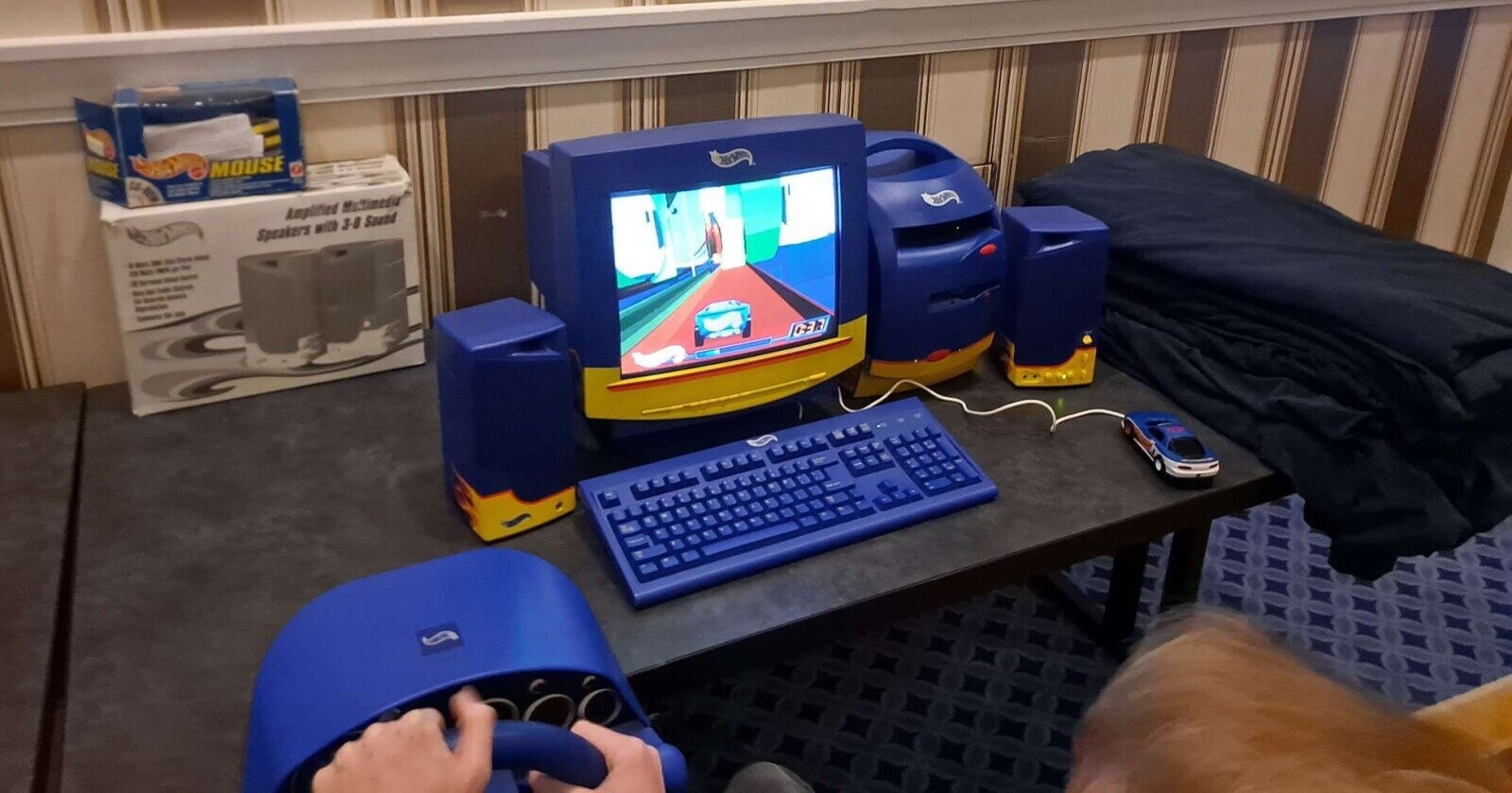 MOUSE HON Amplified Multimedia Speakers with 3-0 Sound - - - - - - - - - - - - - - - - - - - - a - 032