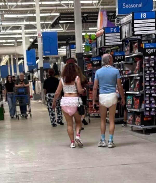 Photos Where People of Walmart Show Up and Show Out