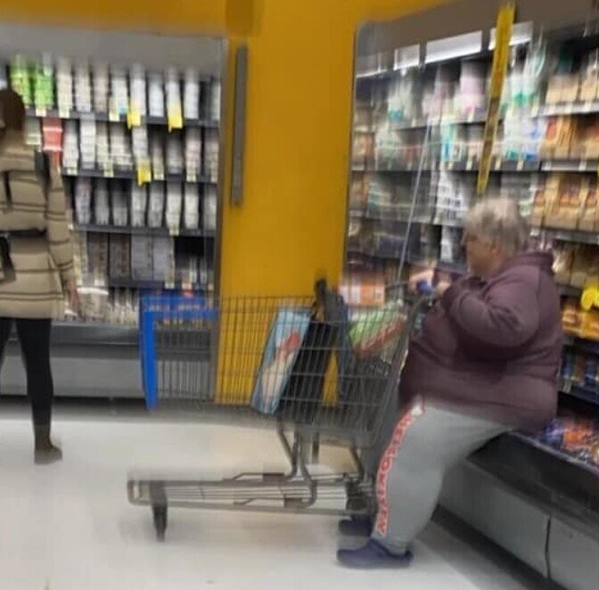 Photos Where People of Walmart Show Up and Show Out