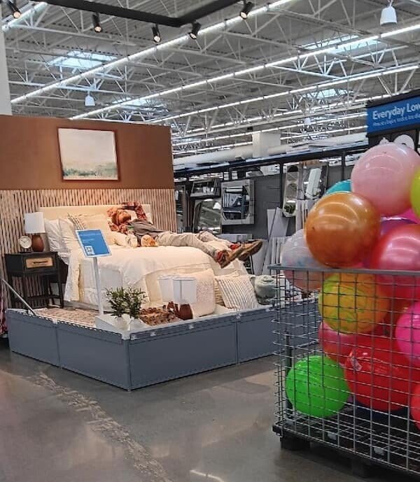 Photos Where People of Walmart Show Up and Show Out