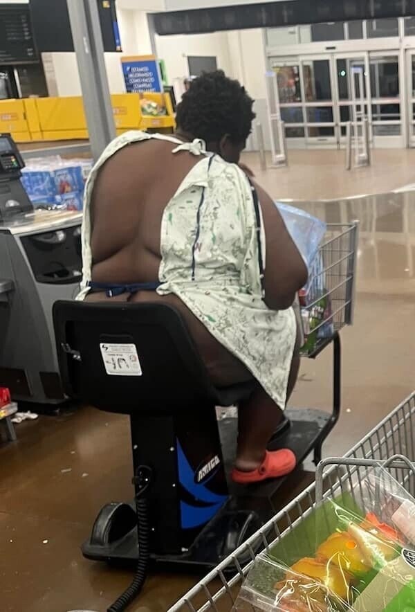 Photos Where People of Walmart Show Up and Show Out