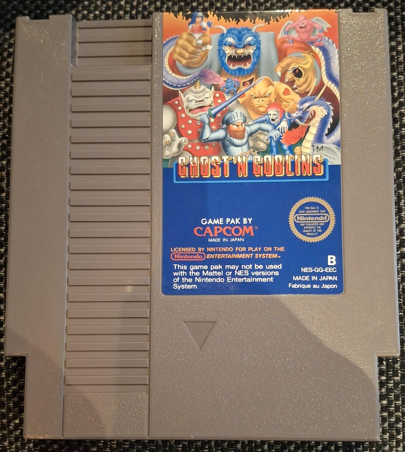 TM GHOST'N GOBLINS THIS SEAL 6 YOUR ASSURANCE THAT Nintendo GAME PAK BY HAS EVALUATED AND CAPCOM® APPROVED THE QUALITY 05 THIS PRODUCT MADE IN JAPAN LICENSED BY NINTENDO FOR PLAY ON THE Nintendo ENTERTAINMENT SYSTEM™ в This game pak may not be used NES-GG-EEC with the Mattel or NES versions MADE IN JAPAN of the Nintendo Entertainment Fabrique au Japon System