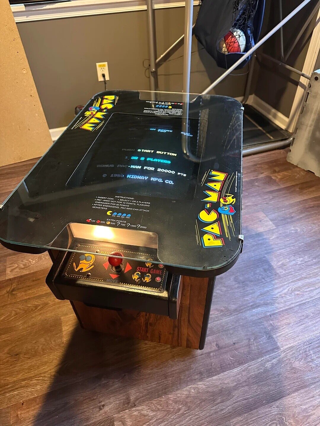 PAC-MAN FUBO GH 488RE PUSH START BUTTON . OR 2 PLAYERS BONUS PAC-MAN FOR 20000 PTS © 1980 MIDWAY MFG. CO. - INSTRUCTIONS SELECT 1 OR PLAYERS INSERT COIN FOR 10 POINTS FLASHING PAC-AWAY DOT ENERGIZER FOR 50 POINTS AFTER ENERGIZING. PAG-MAN CAN ATTACK MONSTERS 200 400 BXC for EXTRA POINTS 100 200 500 ? 700 ? 1000 ?2000 PAC-MAN START GAME MOVE 218