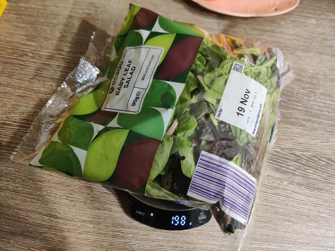 ocado BABY LEAF SALAD Mild and Delicate 90g e UNIT Use by: BB 19 Nov 5 09:37 315 J 14276 ZERO Keep refrigerated 0 to +5°C