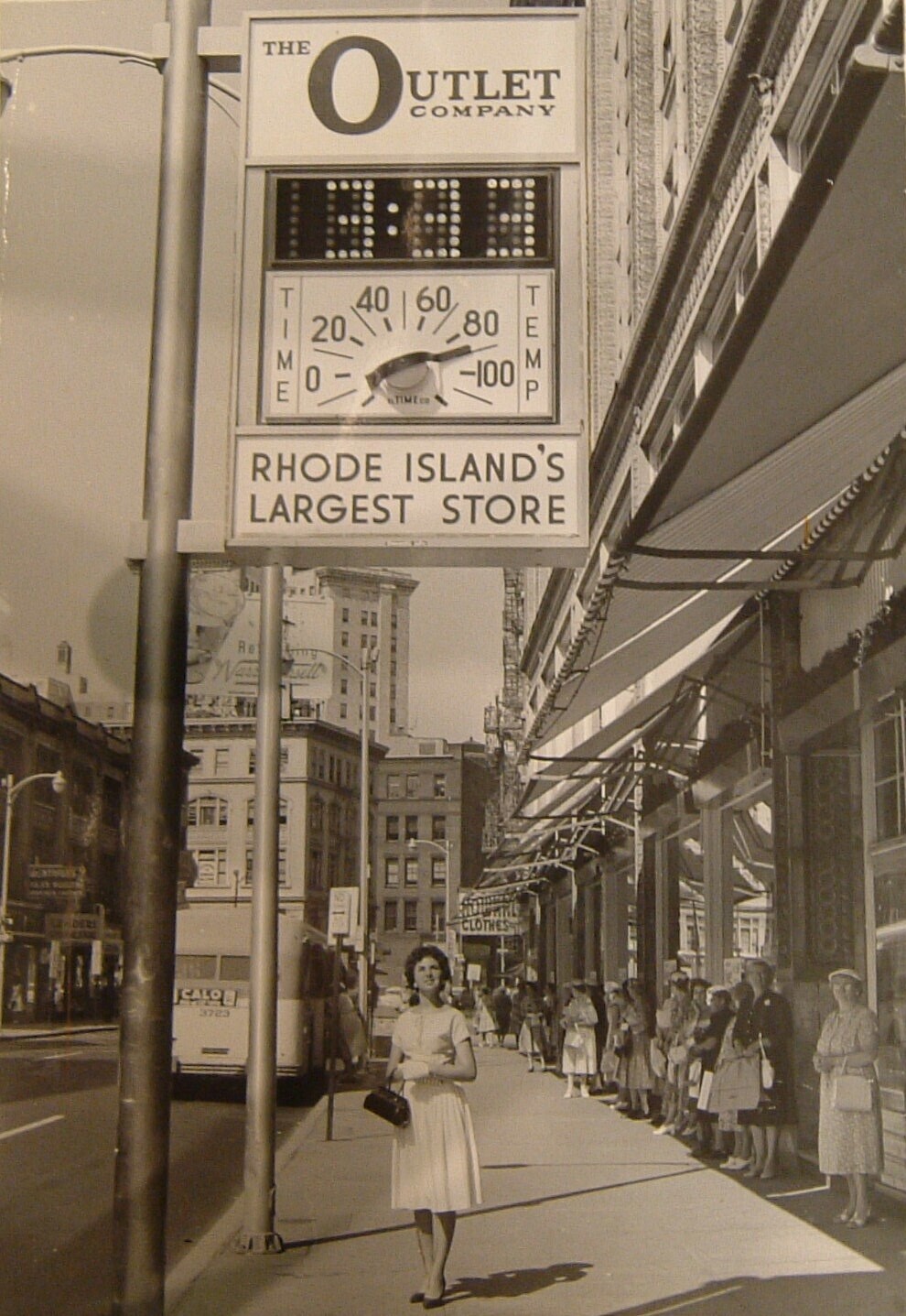 THE OUTLET COMPANY ME T 40 60 80 20 -100 0 TEMP TIME CO RHODE ISLAND'S LARGEST STORE Re И and DEL CLOTHES CALOB 3723