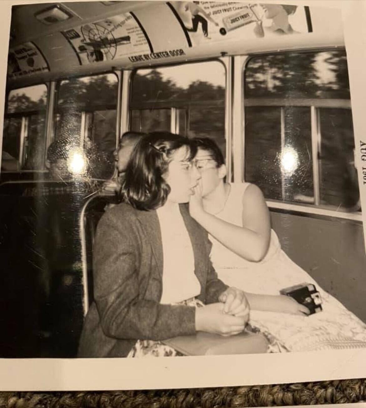 GIM - the 05 eith الع JUICY FRUIT Chewing - - - - I JUICY FROIT um - LEAVE BY CENTER DOOR DAY TOST