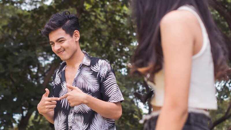 32 Hilariously Embarrassing Attempts at Flirting