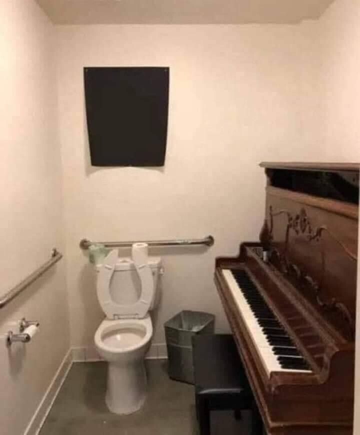 Photos Where Common Sense Threw in the Towel