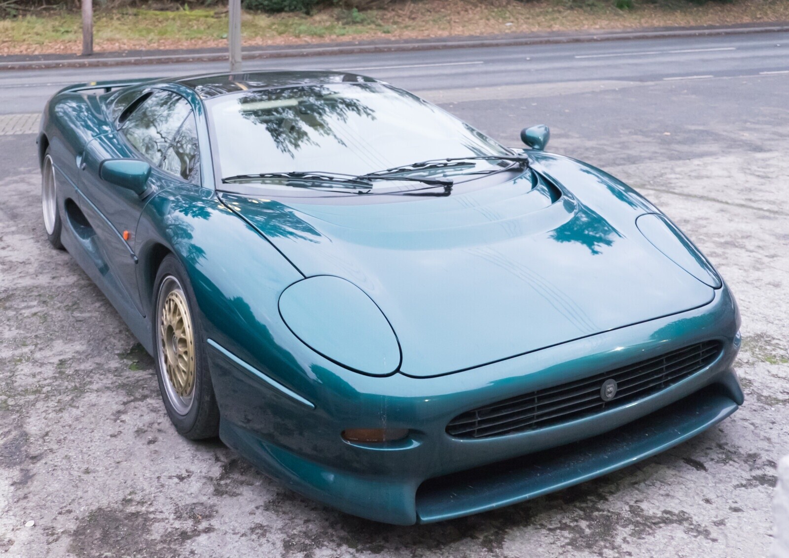 20 Photos Admiring the 1990s' Prettiest Cars