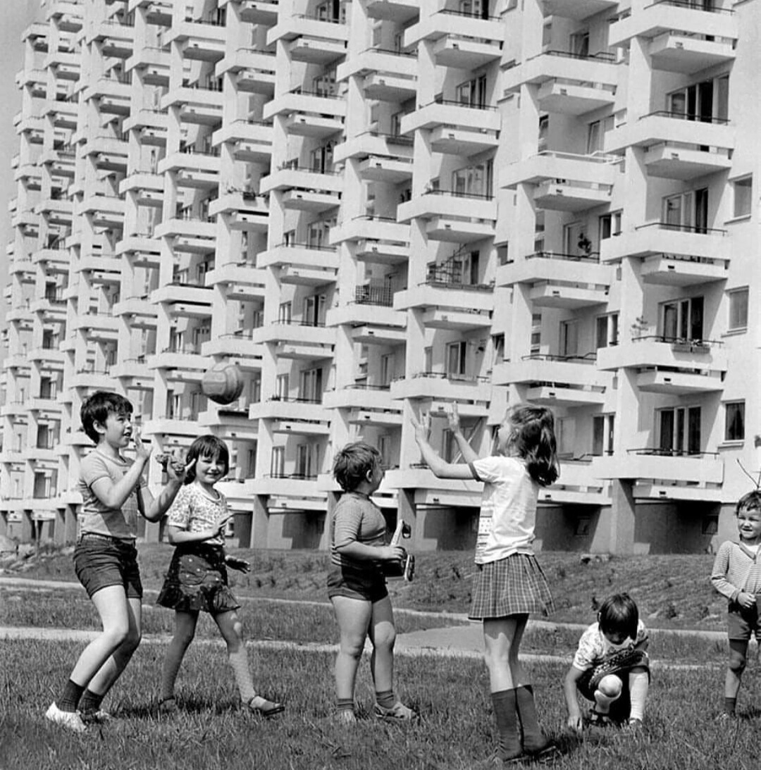 20 Photos of Real 1970s 'Horseplay' Outside