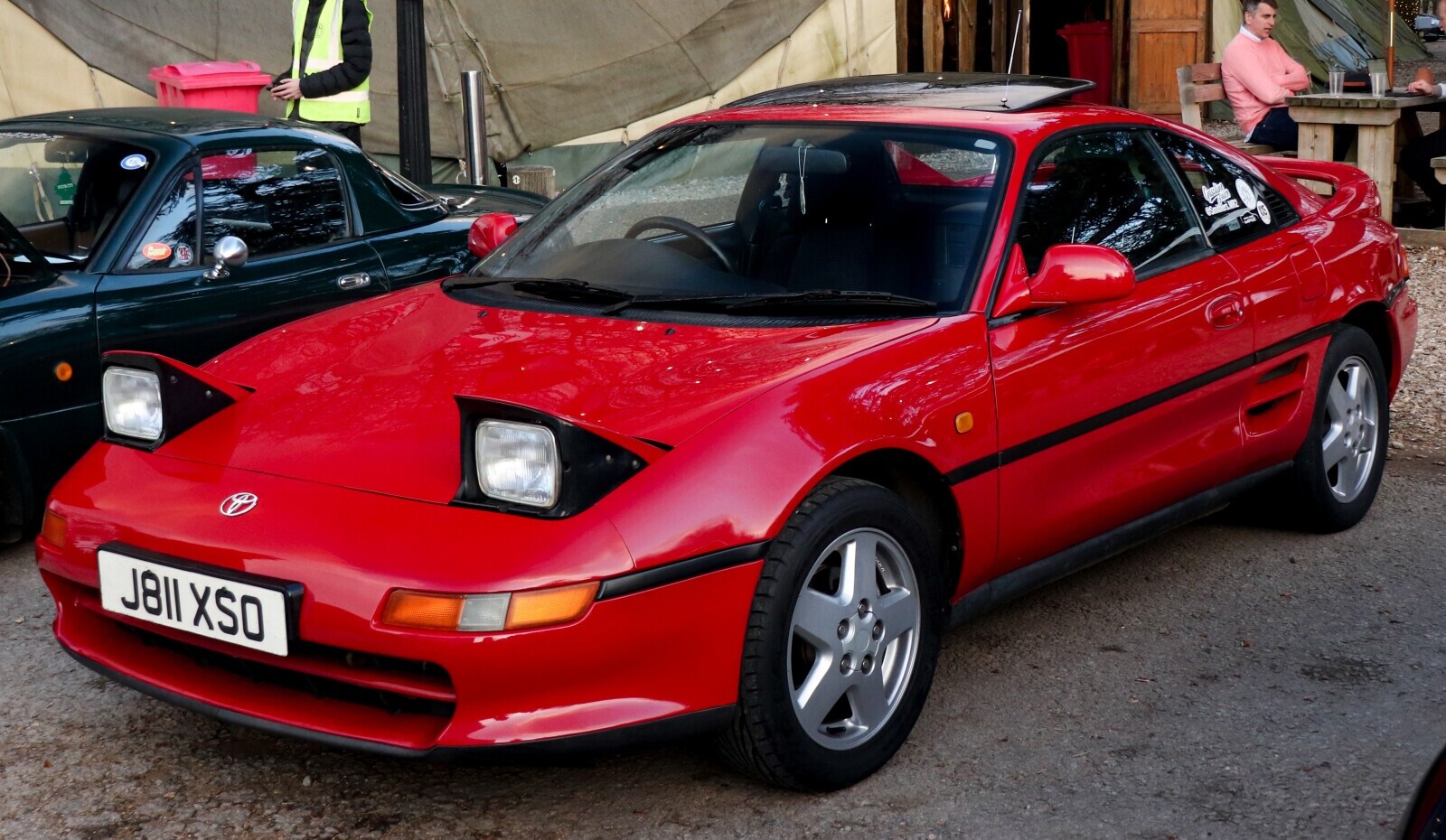 20 Photos Admiring the 1990s' Prettiest Cars