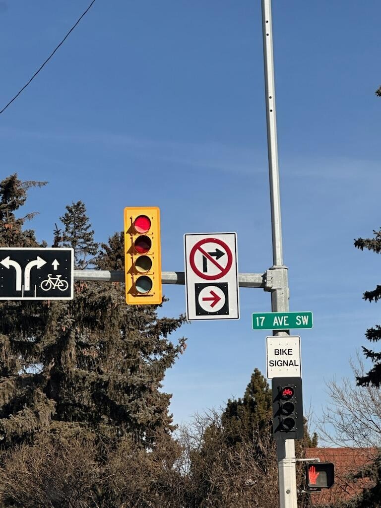 17 AVE SW BIKE SIGNAL