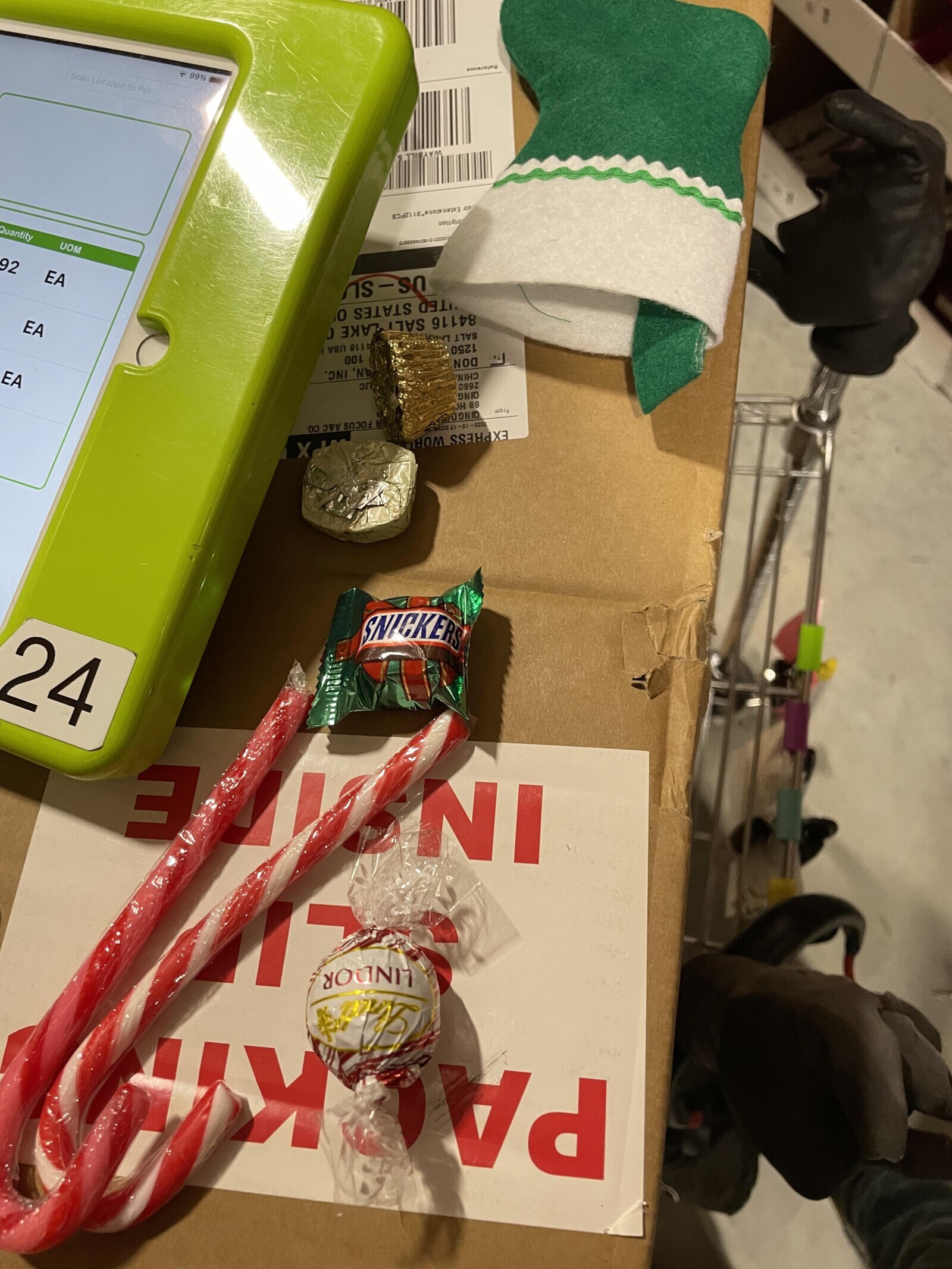 ription 84116 SALT LAKE C TED STATES O SALT LA 1250 DON From CHIN 2660 EXPRESS WOR 88 HC ONIO 99% ns-so 116 USA -ZZO 100 AN, INC. LIC H FOCUS A&C CO Scan Location to Put X SNICKERS UOM EA Quantity a2 EA EA 24 ENVINI 1175 HIM Vd