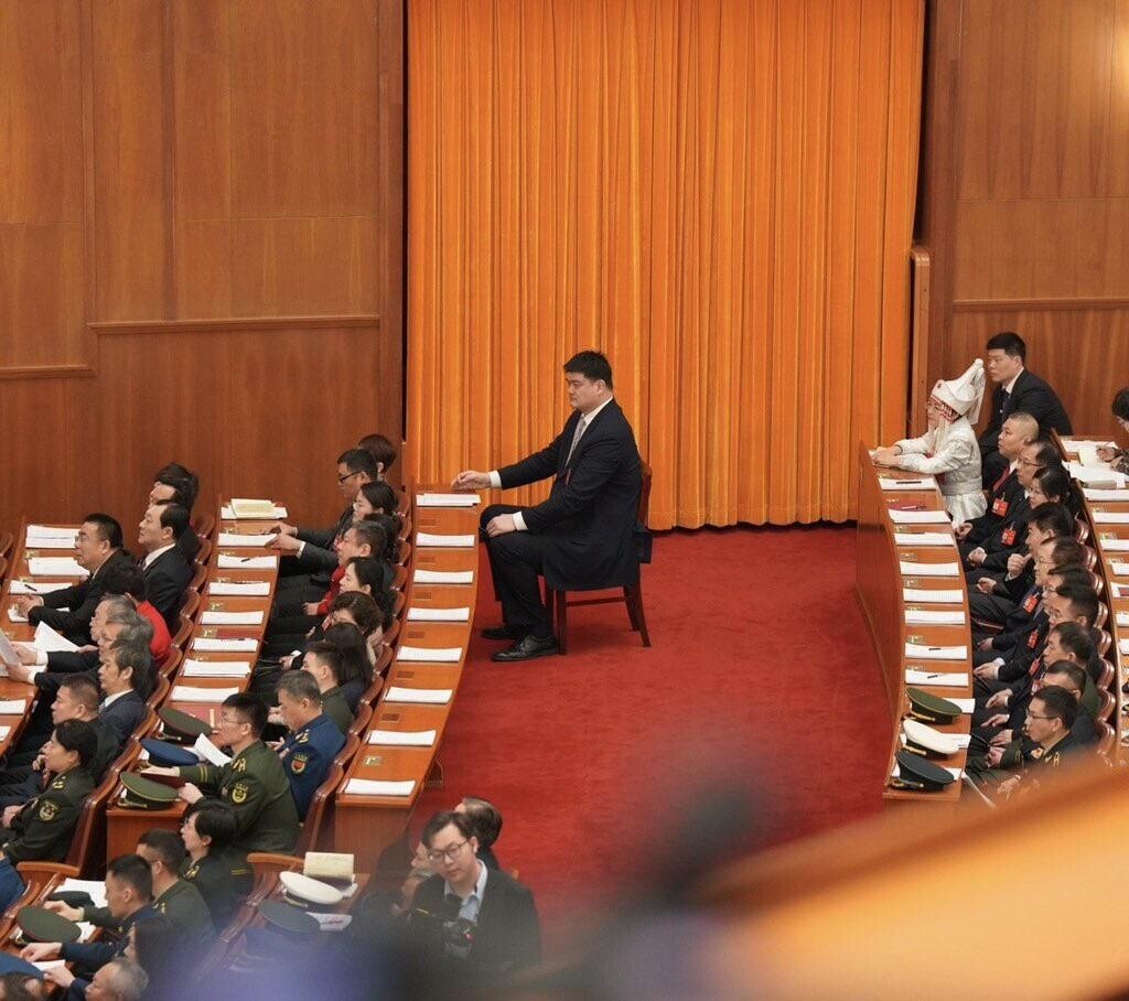 20 Photos Showing Just How Big Yao Ming Is