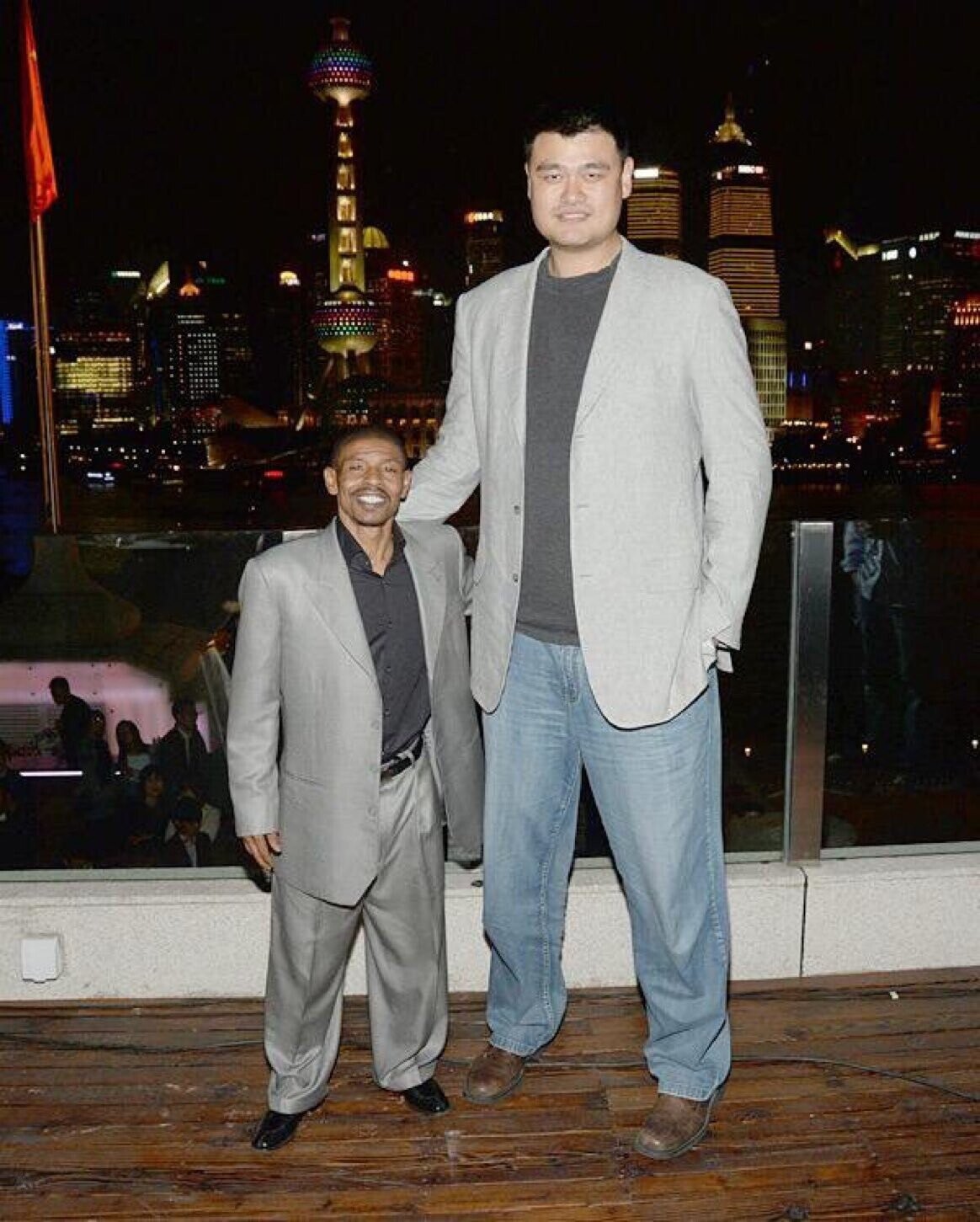 20 Photos Showing Just How Big Yao Ming Is