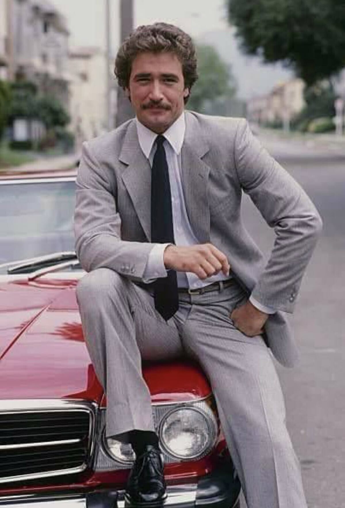 How to Tie a Tie: 1970s Edition