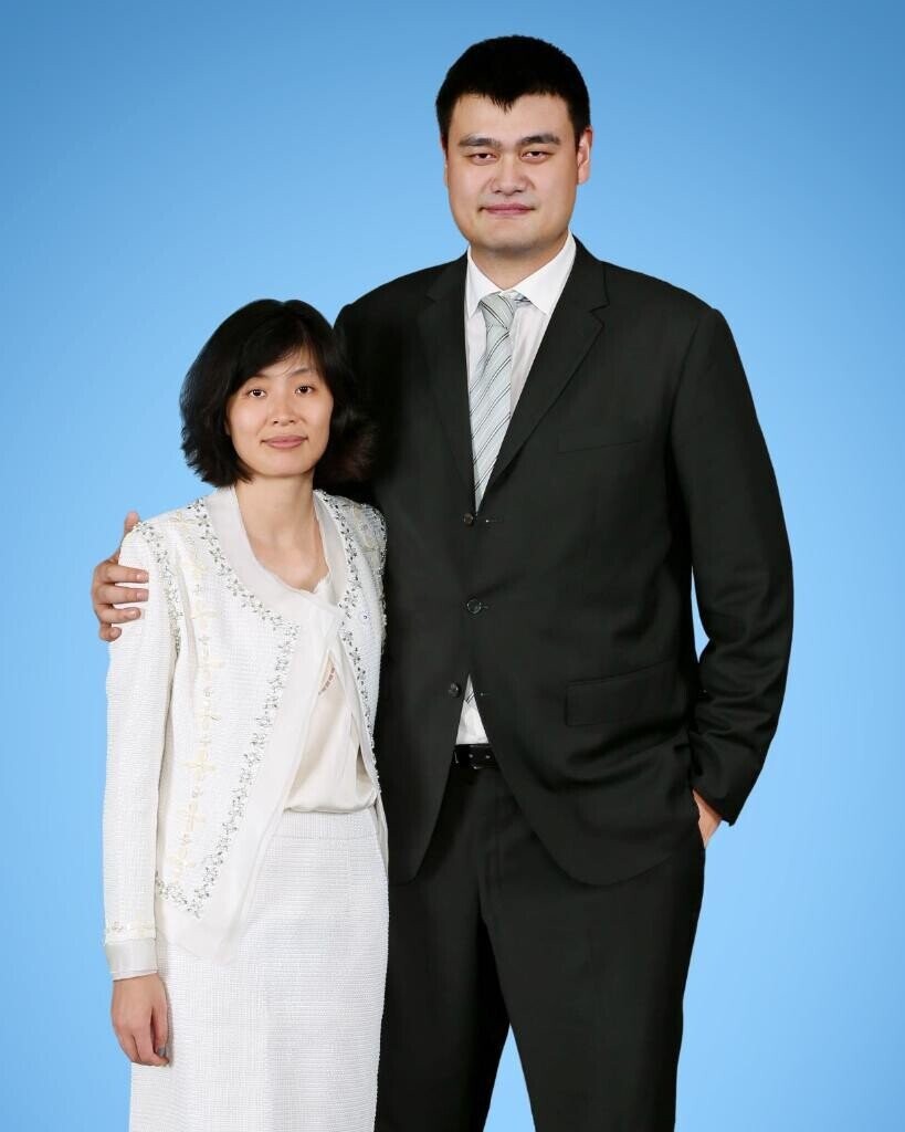 20 Photos Showing Just How Big Yao Ming Is