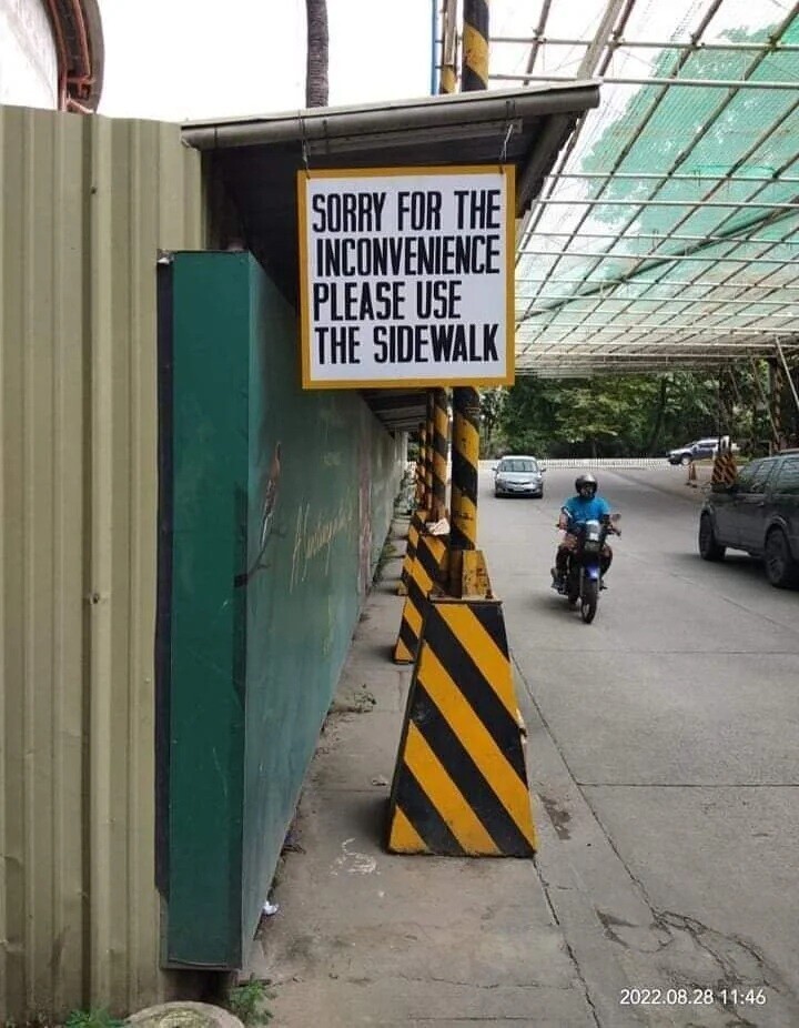 SORRY FOR THE INCONVENIENCE PLEASE USE THE SIDEWALK 2022.08.28 11:46
