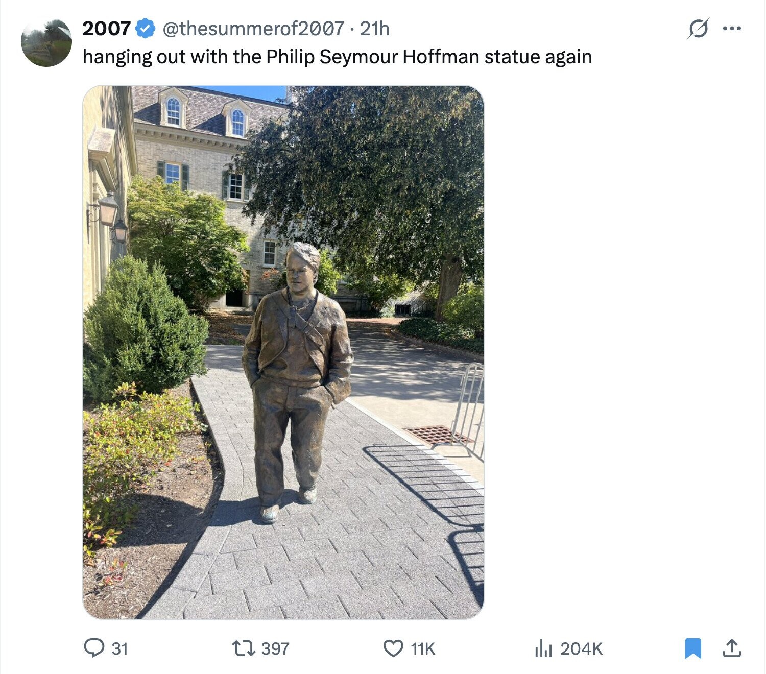 2007 @thesummerof2007.21h s ... hanging out with the Philip Seymour Hoffman statue again 31 397 11K del 204K 