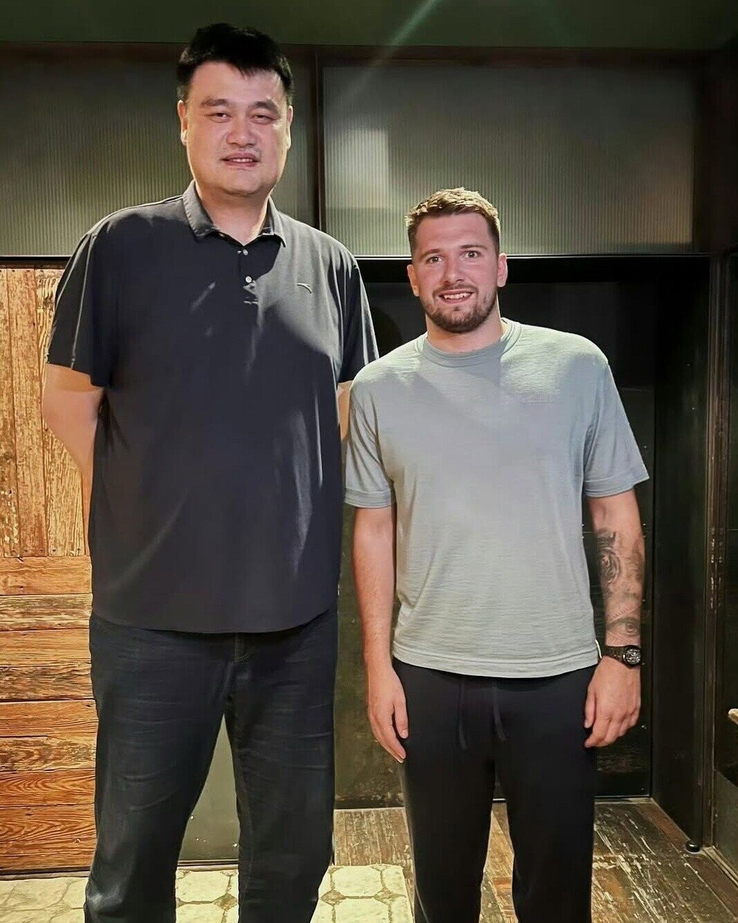 20 Photos Showing Just How Big Yao Ming Is