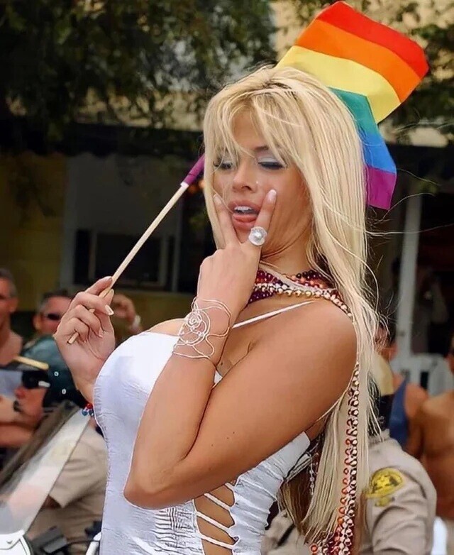 The Unique Life of Anna Nicole Smith in 20 Photos