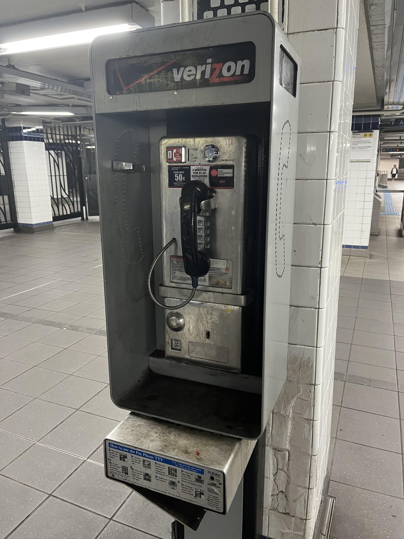 verizon A 5-10-25 U.S COIN RELEASE COINS MINUTES BIG FOR $1.00 LOCAL CALLS WORLDWIDE 50 How to use the Pay Phone TTY Mace a 11 Dial open when othe person lypes Ultratec in TTY.Vidio дум ه Watch Begia ringing M Hang up / display I Ant