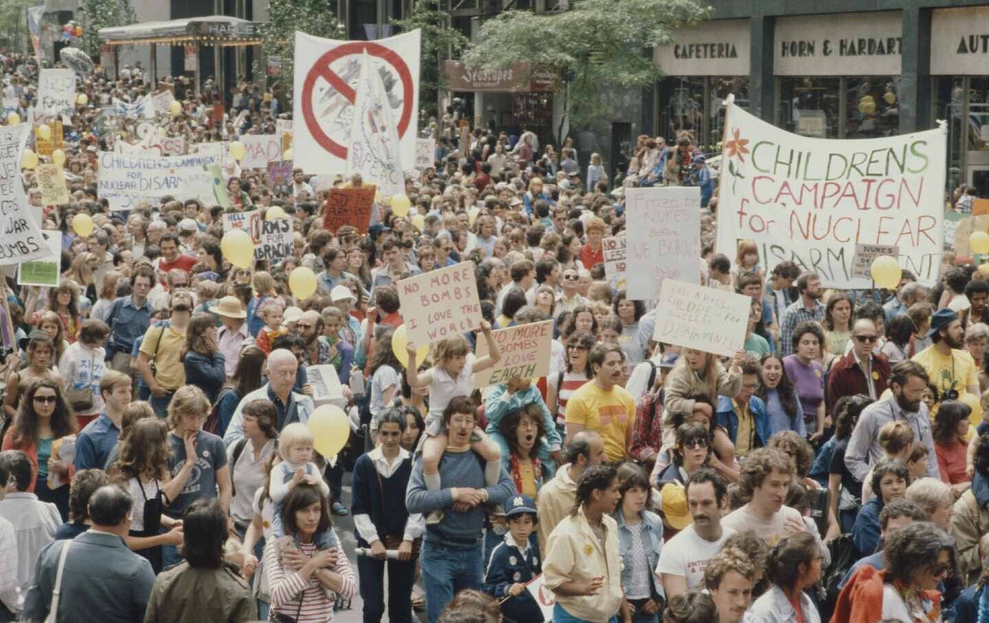 Fascinating Photos Showing the World in 1982