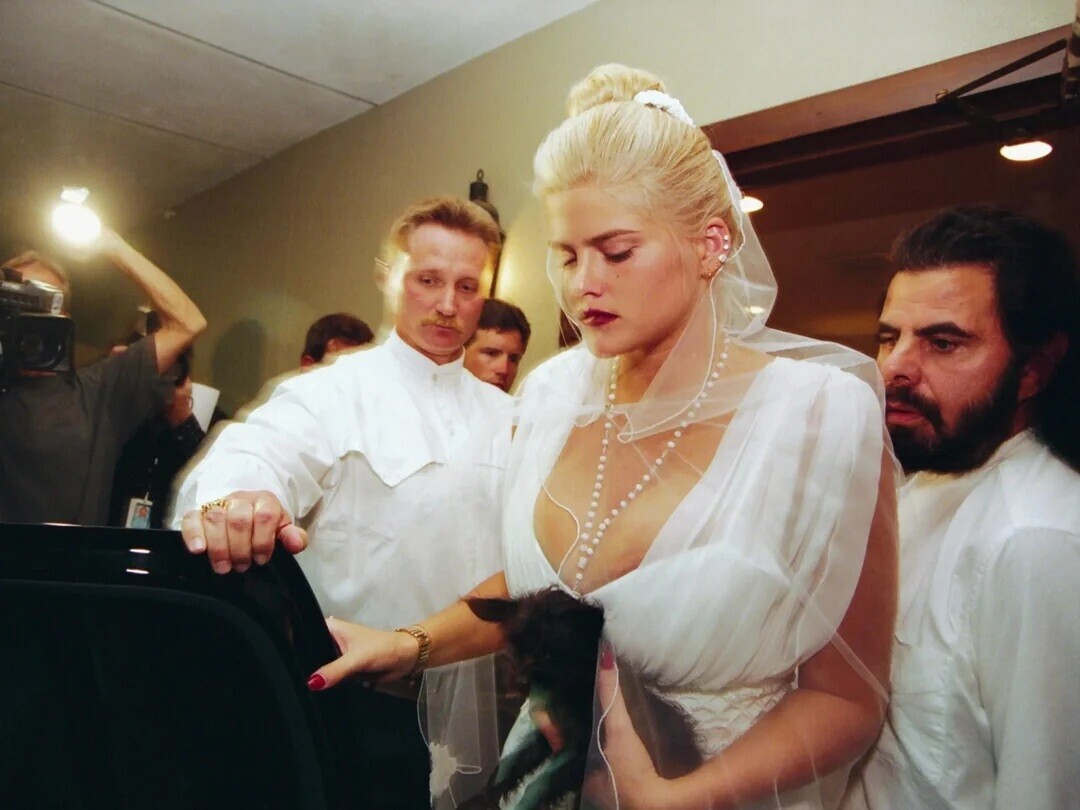 The Unique Life of Anna Nicole Smith in 20 Photos