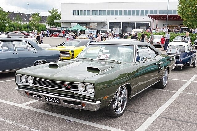 20 Classic Cars That Look Like They Belonged To A Supervillain