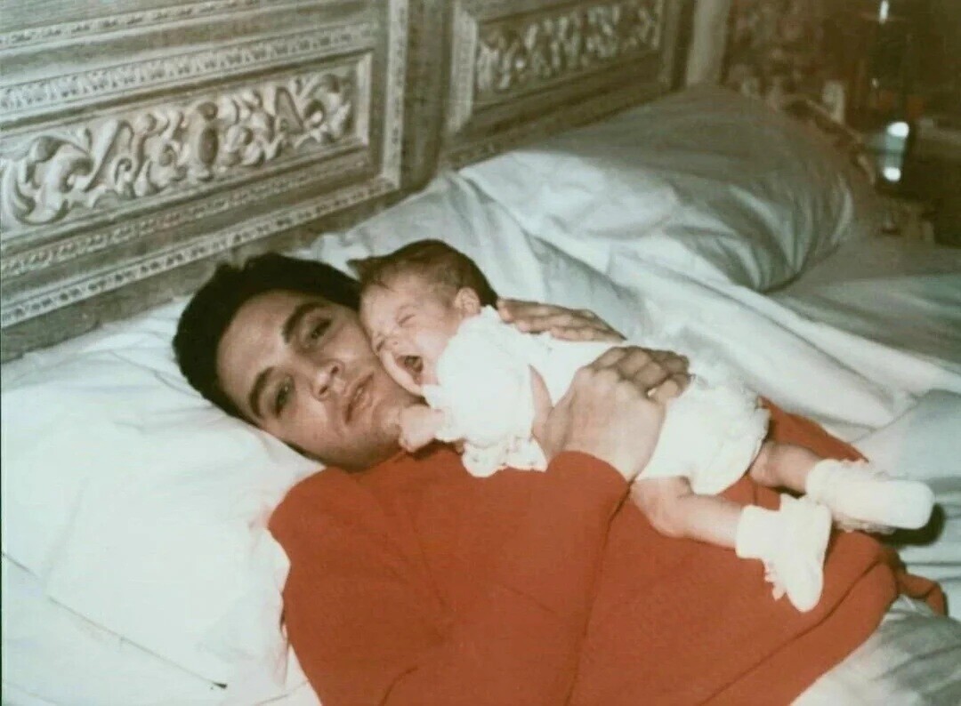 20 Photos of Elvis Not Really Looking like The King