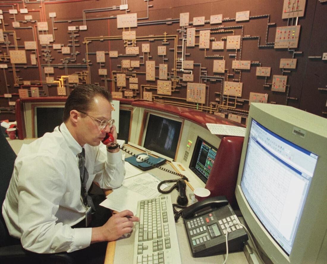 Computer Operator 90s Culture's Pivotal '90s Cornerstone Moments | Cracked.com