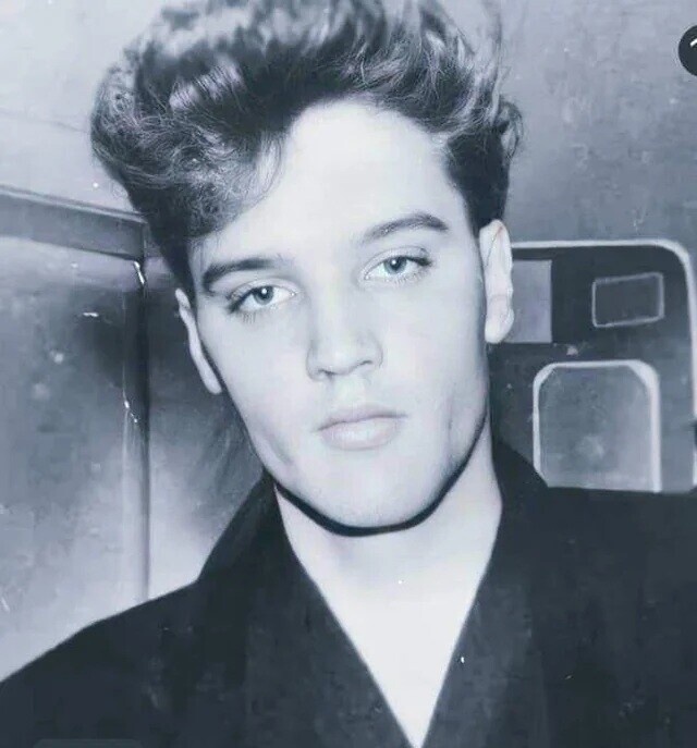 20 Photos of Elvis Not Really Looking like The King