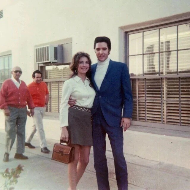 20 Photos of Elvis Not Really Looking like The King