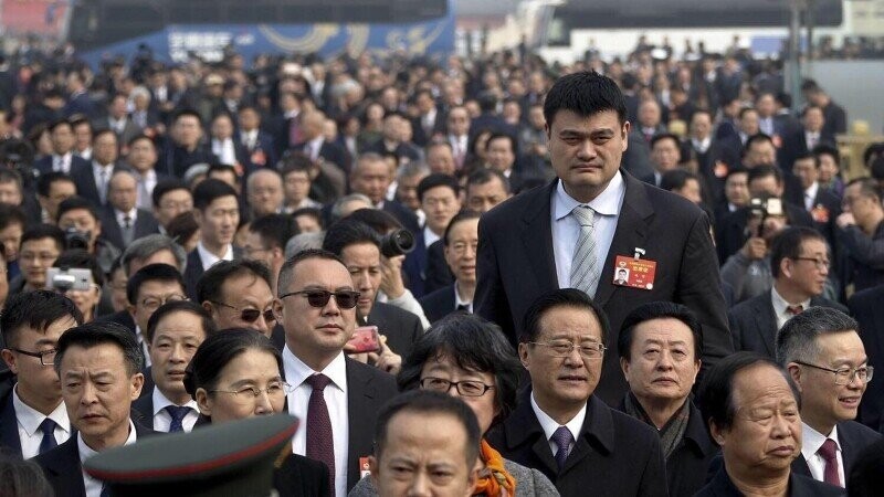 20 Photos Showing Just How Big Yao Ming Is