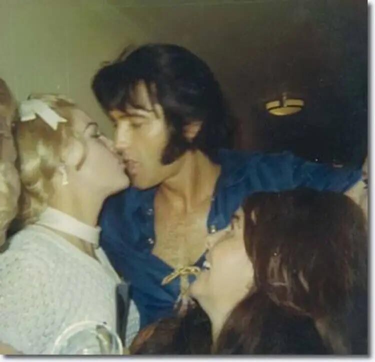 20 Photos of Elvis Not Really Looking like The King