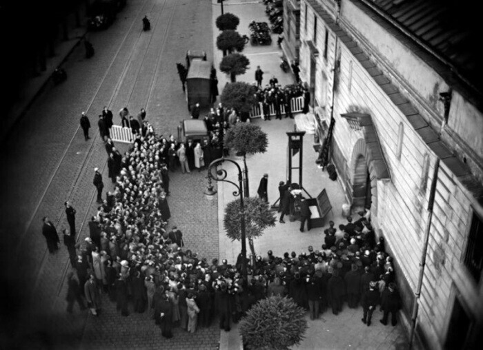 Unsettling Photos from History's Tense Moments