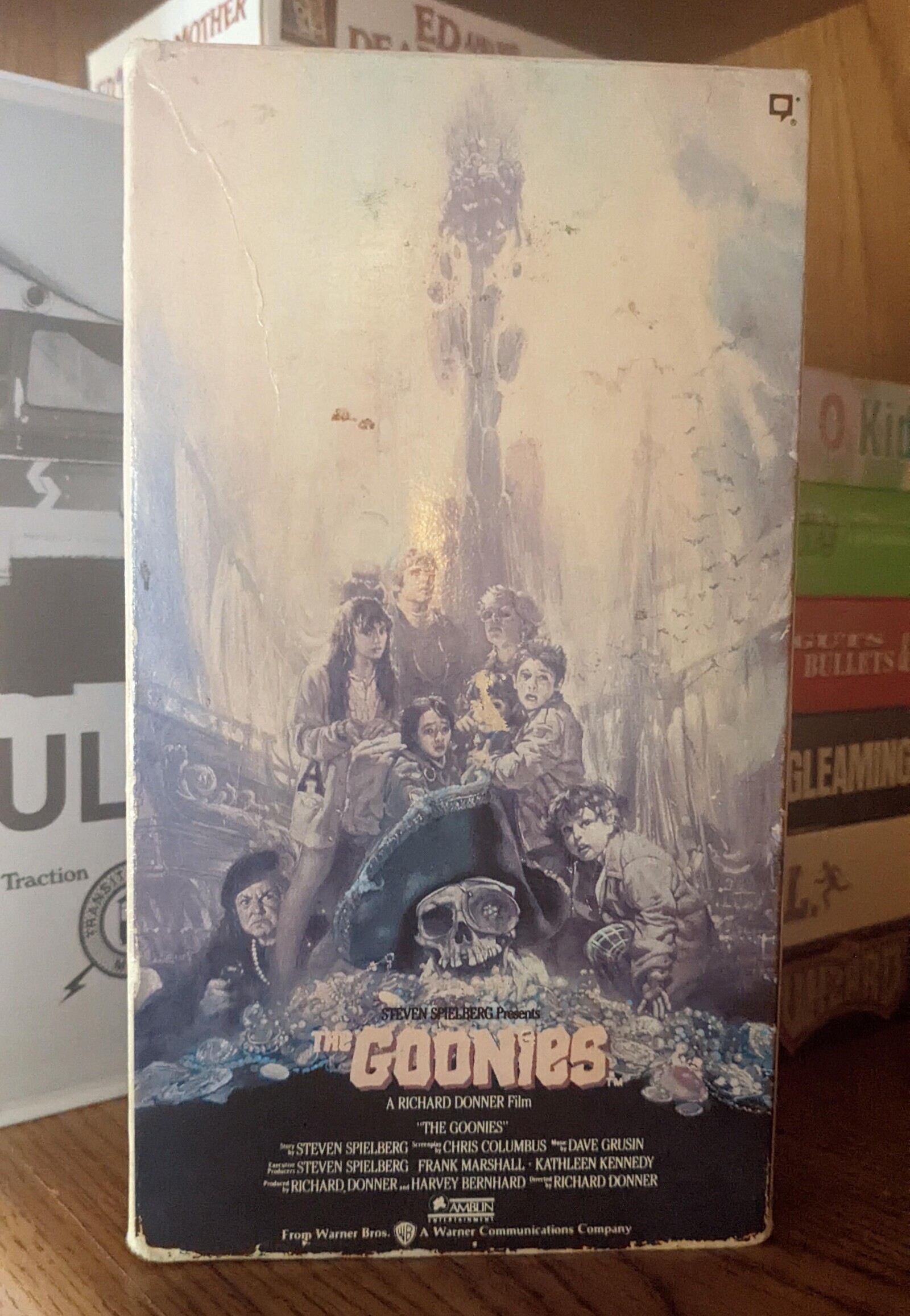 NAHLOW ED DE - 0 Kid GUTS BULLETS UL A GLEAMING Traction TRANSIT STEVEN SPIELBERG Presents MEZORO THE GOONIES A RICHARD DONNER Film THE GOONIES STEVEN SPIELBERG CHRIS COLUMBUS Maby DAVE GRUSIN Producers STEVEN SPIELBERG FRANK MARSHALL KATHLEEN KENNEDY Produced by RICHARD DONNER and HARVEY BERNHARD RICHARD DONNER AMBLIN HAINMENT A Warner Communications Company From Warner Bros.