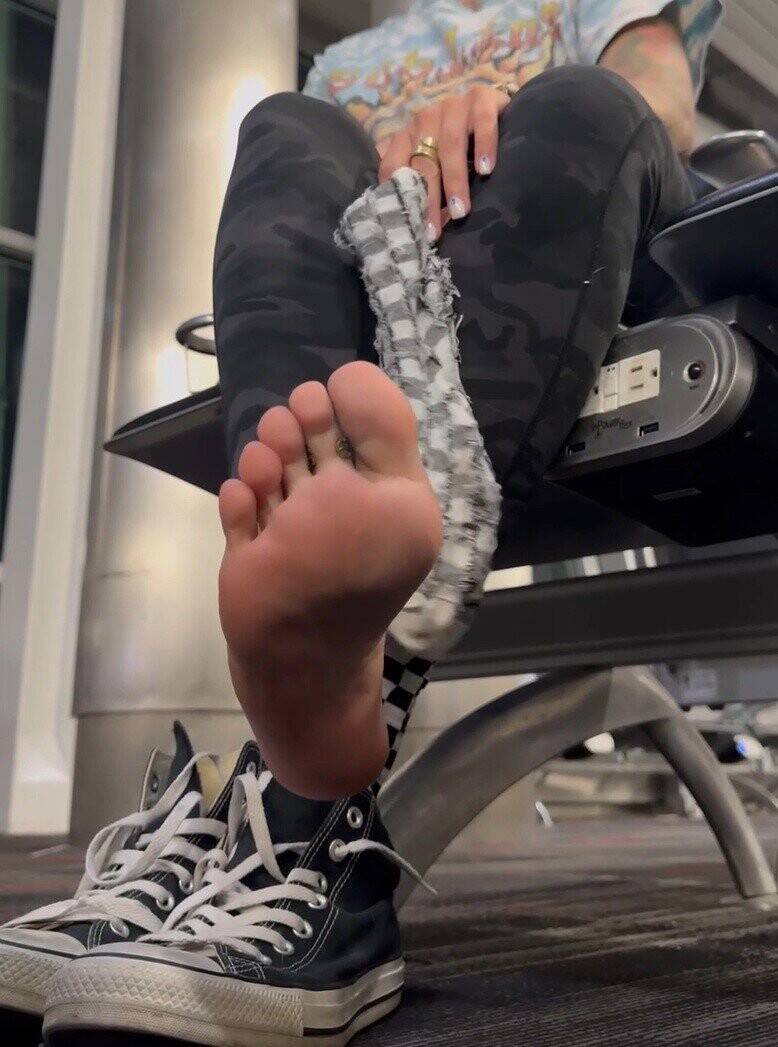 20 Plane Passengers That Need a Trip to the Shoe Store