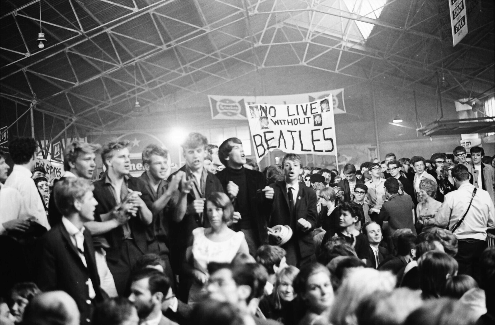 DO STOCK STOCK Joep NO LIVE WITHOUT uy for the BEATLES rick extines eneto